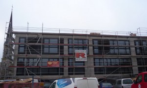 Ecole Baustelle, quer von unten, Flachdach Sensoren