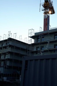 Kran Baustelle Hum-ID Sensoren Flachdach