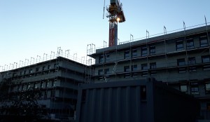 Flachdach abends, Sensoren, von unten, Baustelle