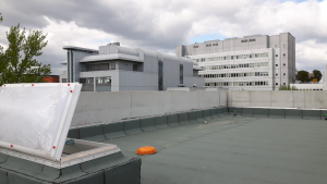 Hum-ID Referenzen Gebäude Flachdach, oben