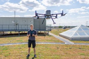 Drohnenpilot mit Sensordrohne