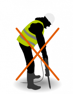 Dachdecker bohrt ein Loch für einen Stutzen in das Dach